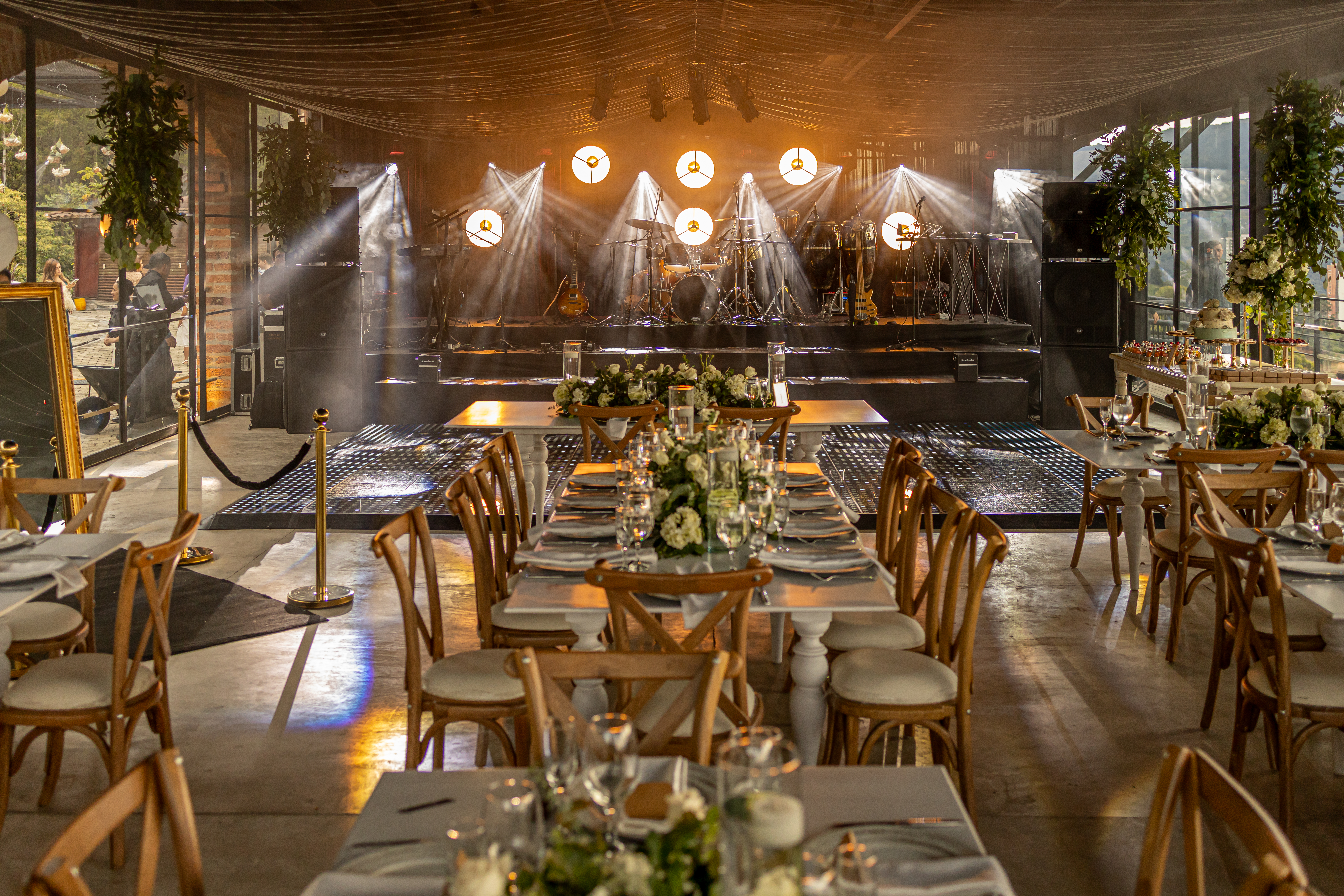 Salón de eventos con decoración elegante