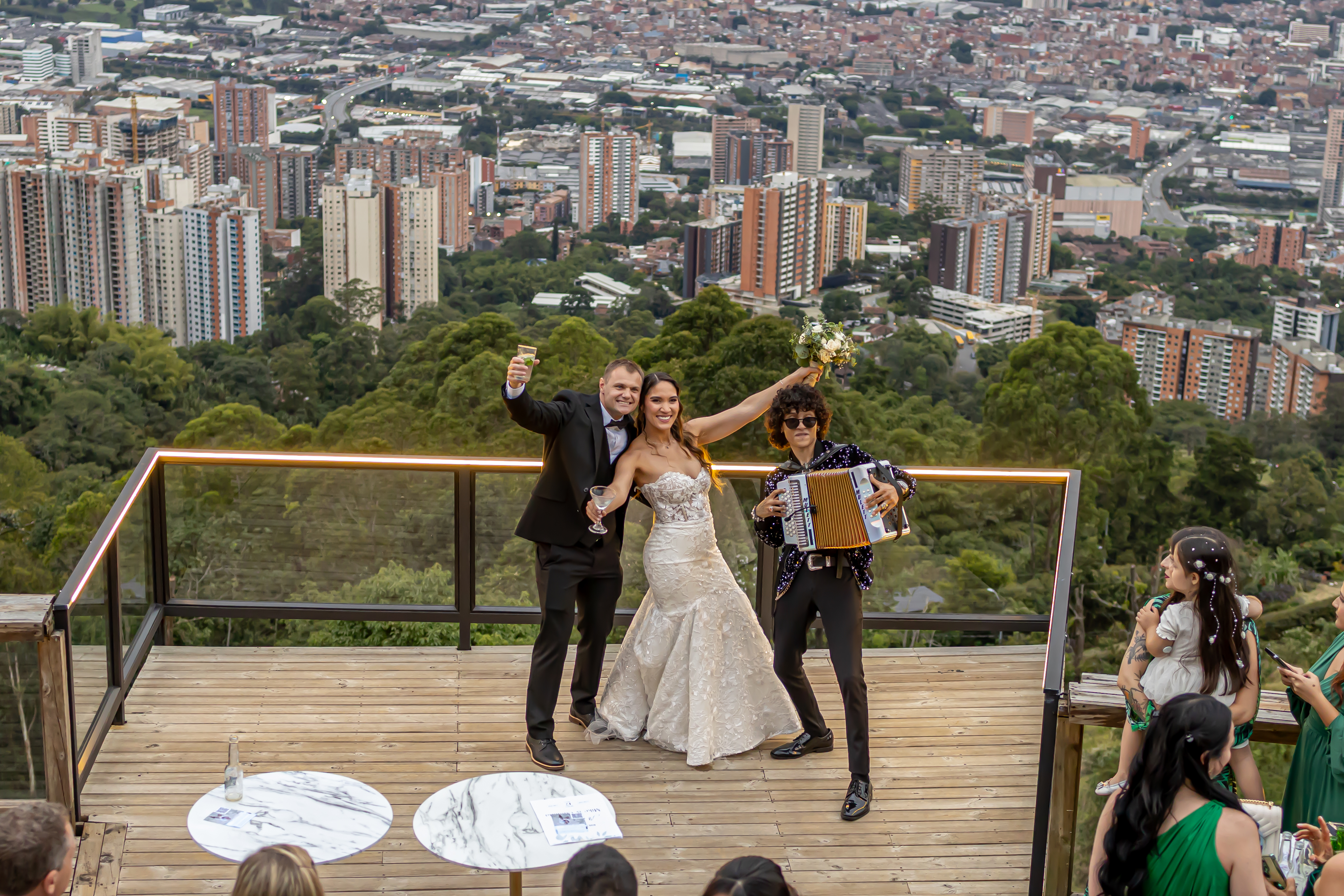 Pareja de novios con vista panorámica de la ciudad