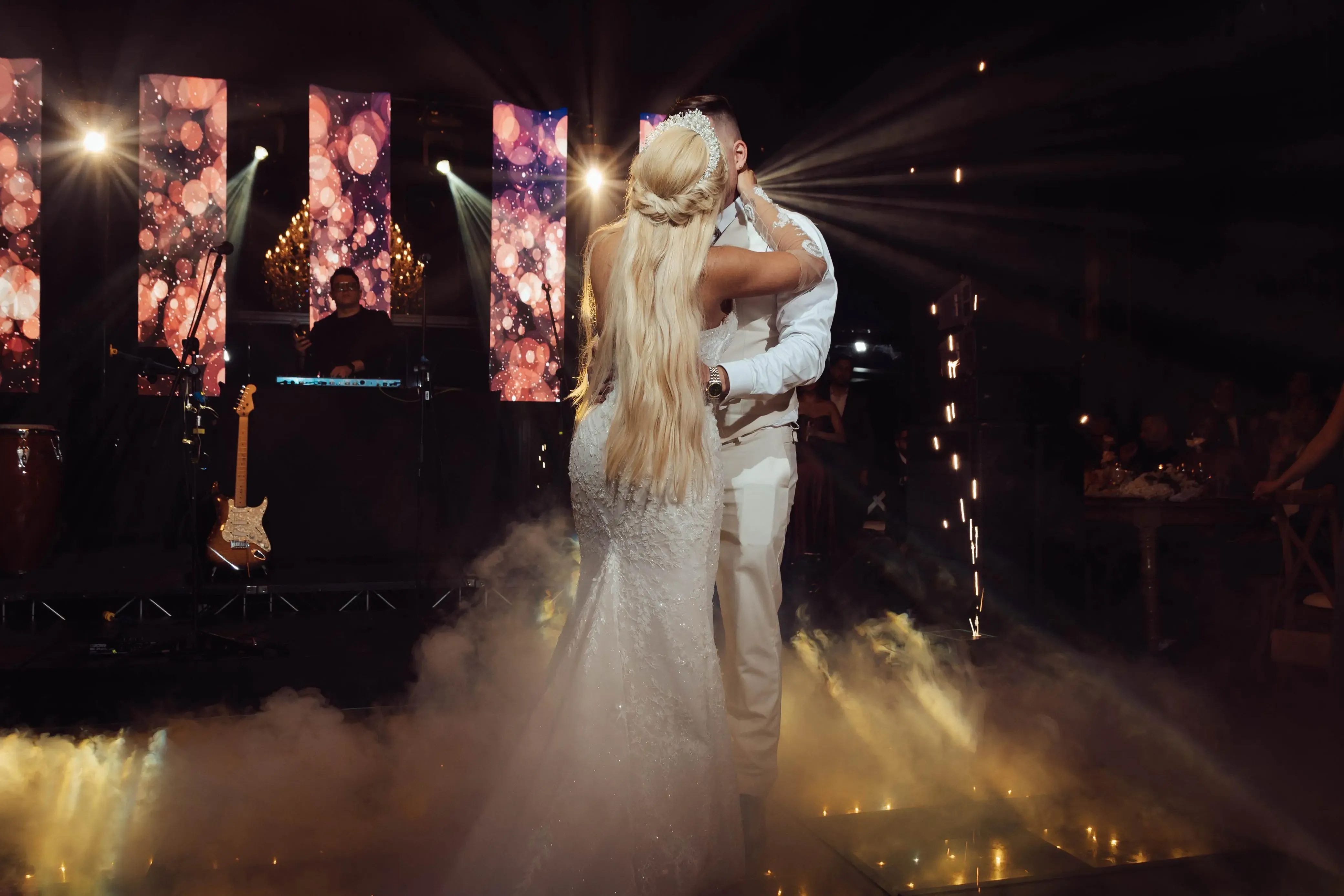 Pareja de novios bailando con efectos especiales en boda en Medellín - Tu San Agustín