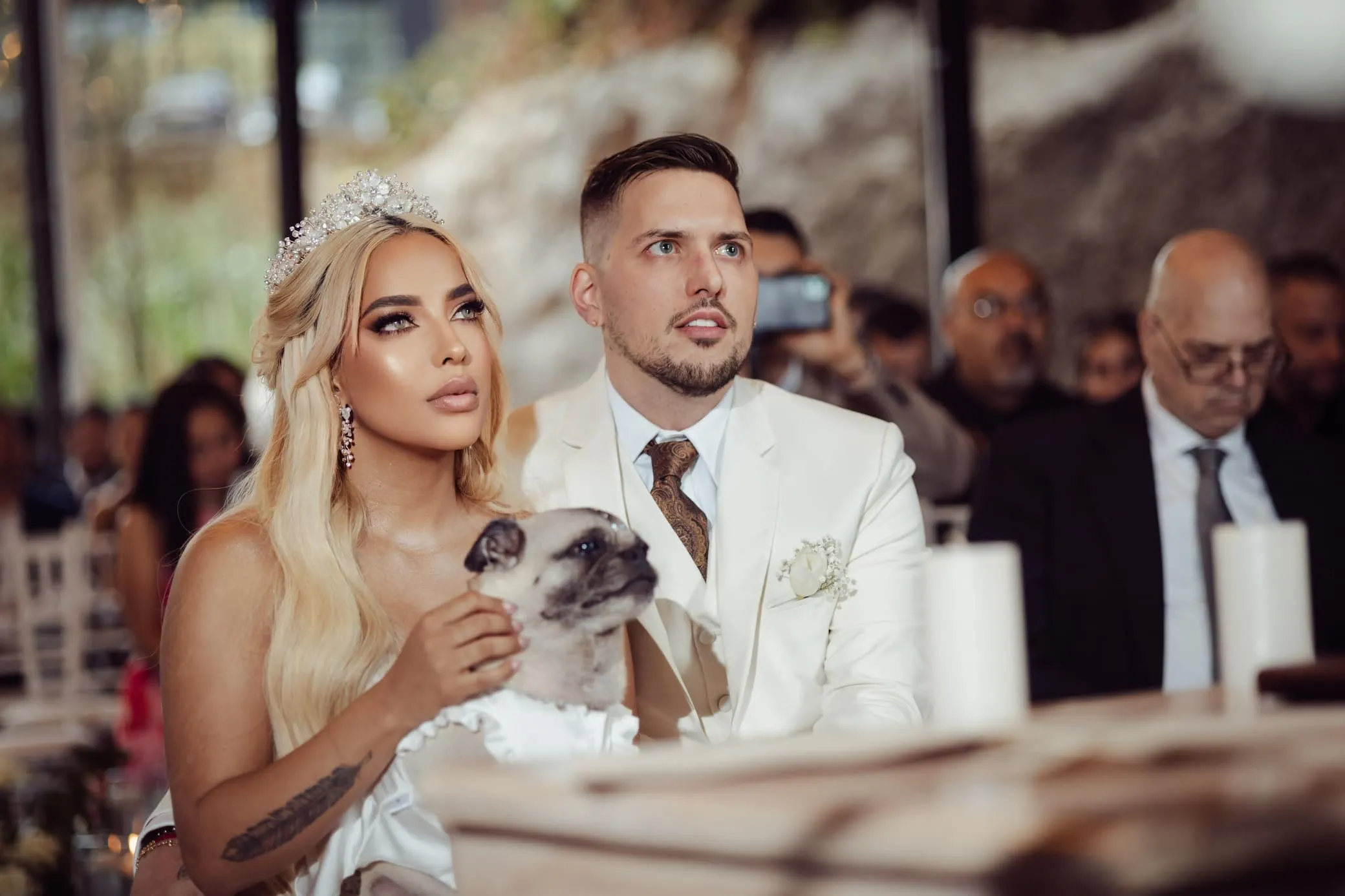 Ceremonia de boda pet-friendly con pareja de novios y su mascota en Medellín - Tu San Agustín