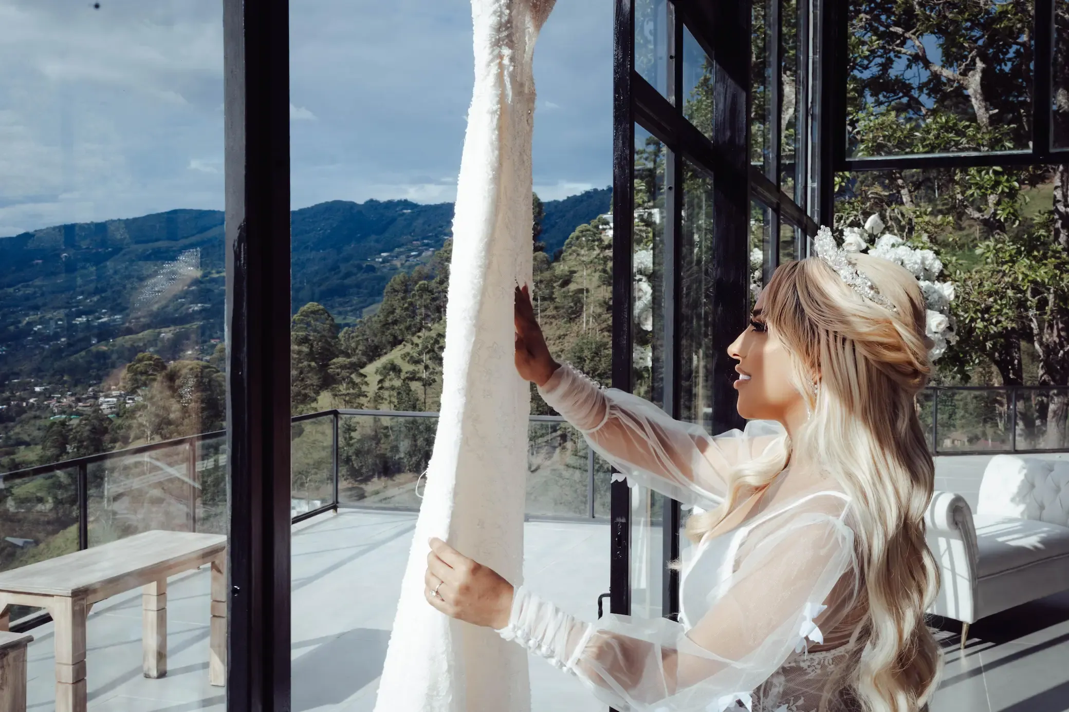 Novia con vestido de boda en paisaje montañoso de Medellín - Tu San Agustín
