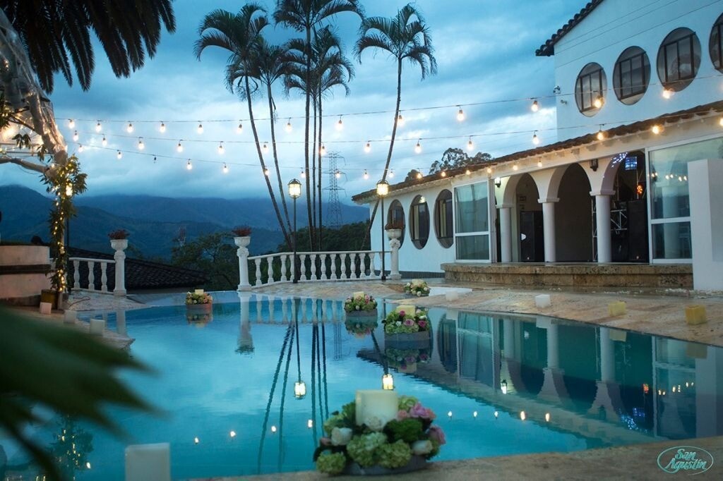 CARACTERÍSTICAS QUE DEBE TENER UN LUGAR EN ESPECIFICO