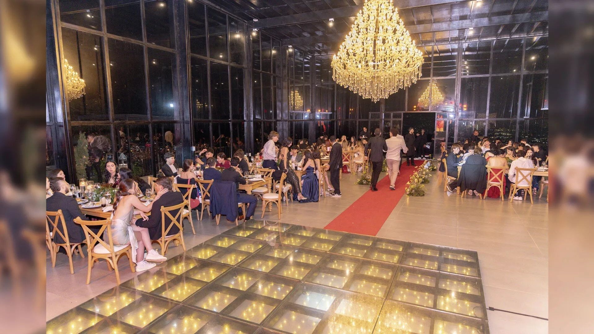 Salón principal con chandelier y pista de baile