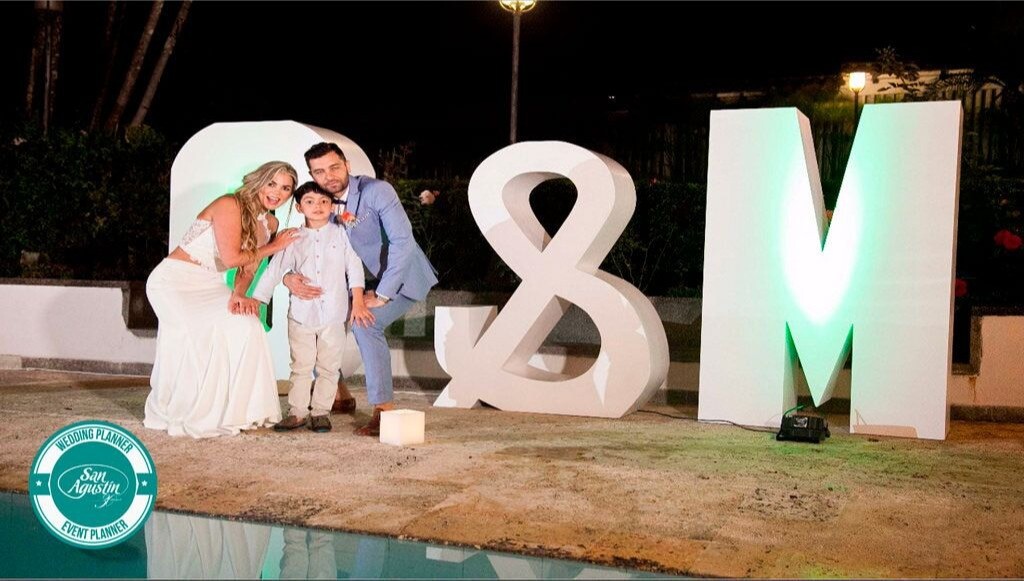 Alquiler de letras gigantes y mobiliario Medellín