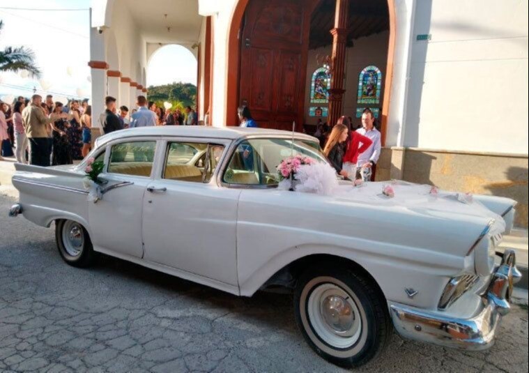 ALQUILER DE CARROS ANTIGUOS Y LIMOSINAS MEDELLÍN